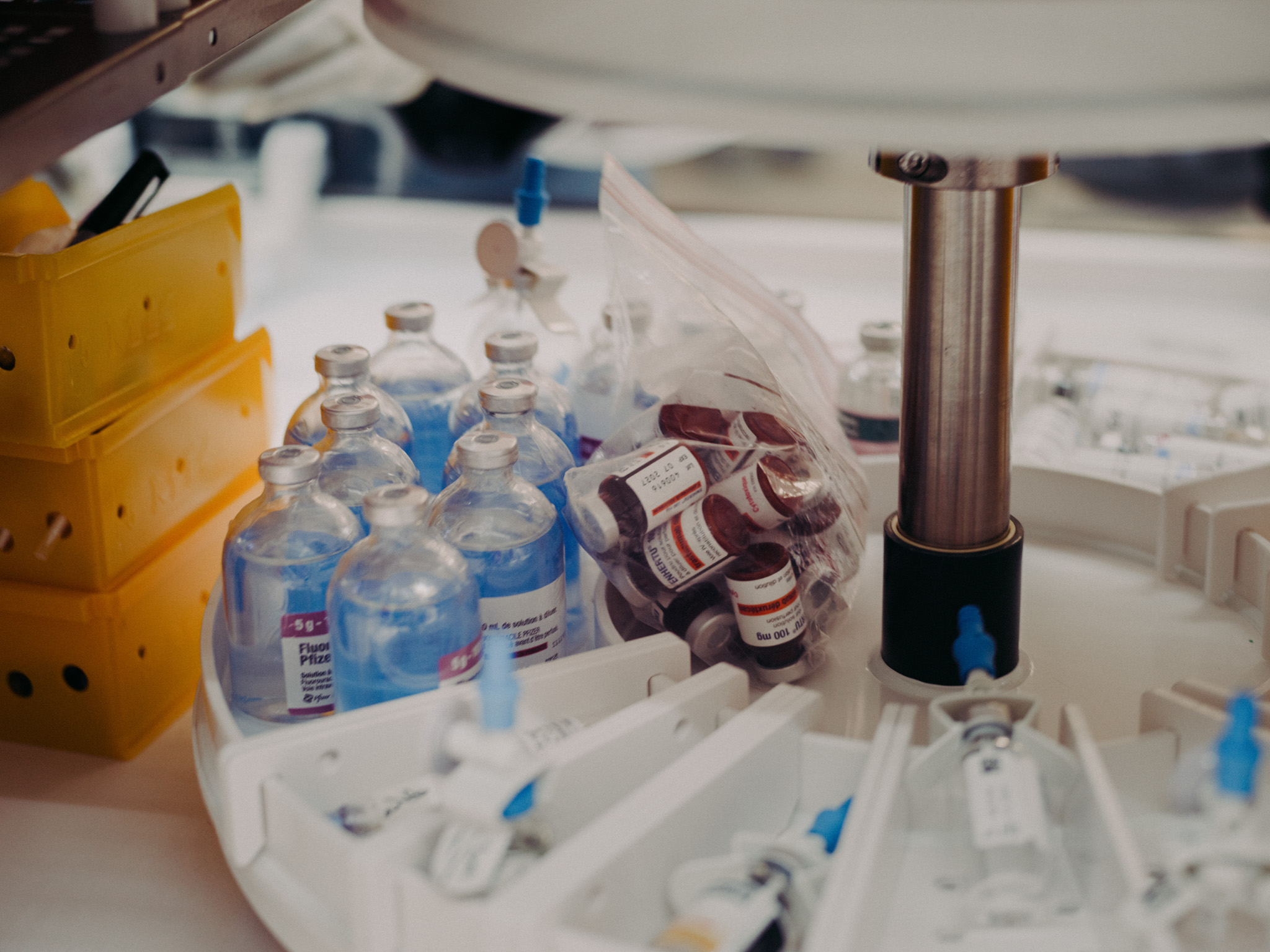 Gros plan de flacons et bouteilles de médicaments