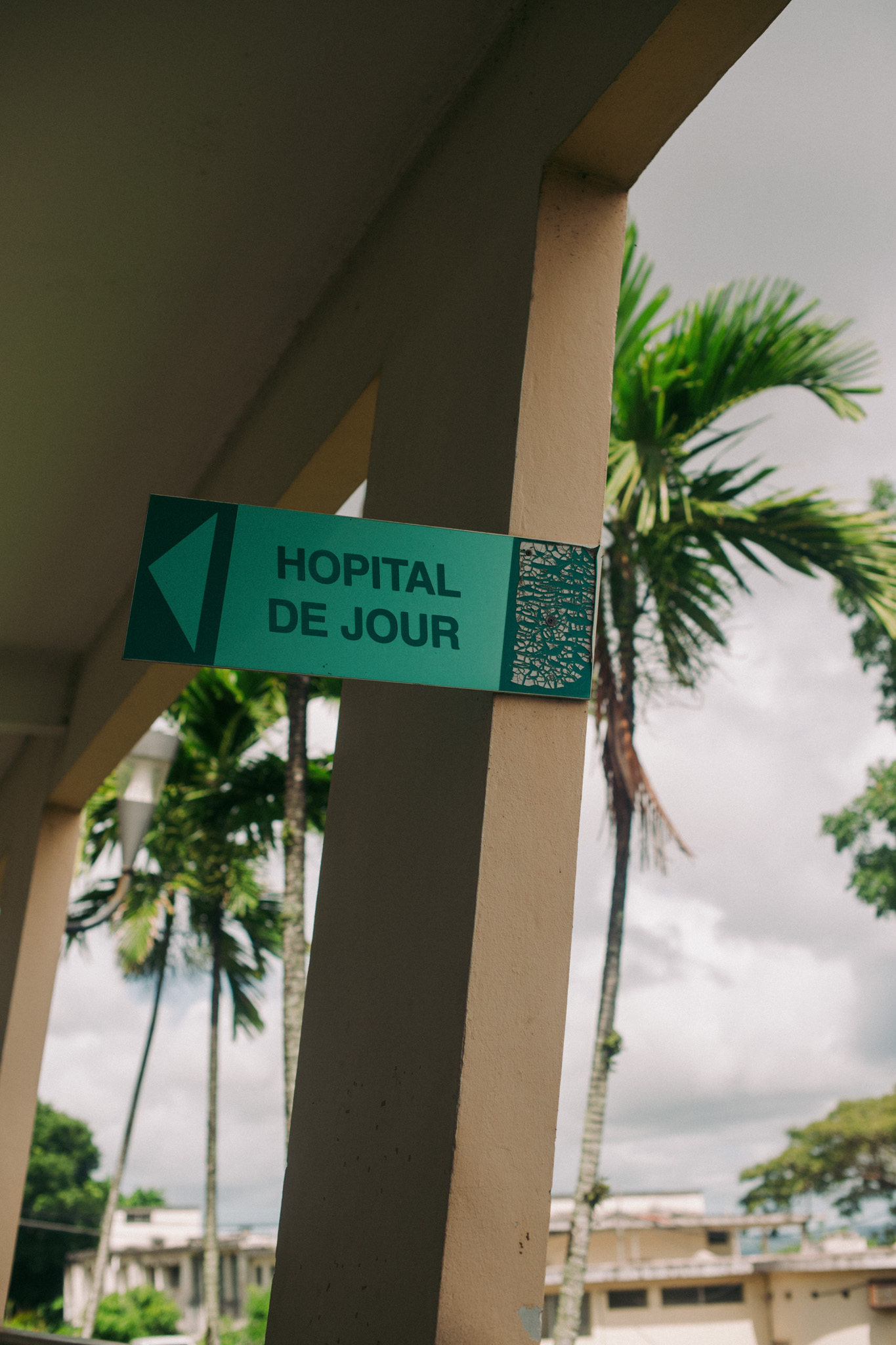 Panneau "Hôpital de jour" sur un poteau extérieur d'un bâtiment