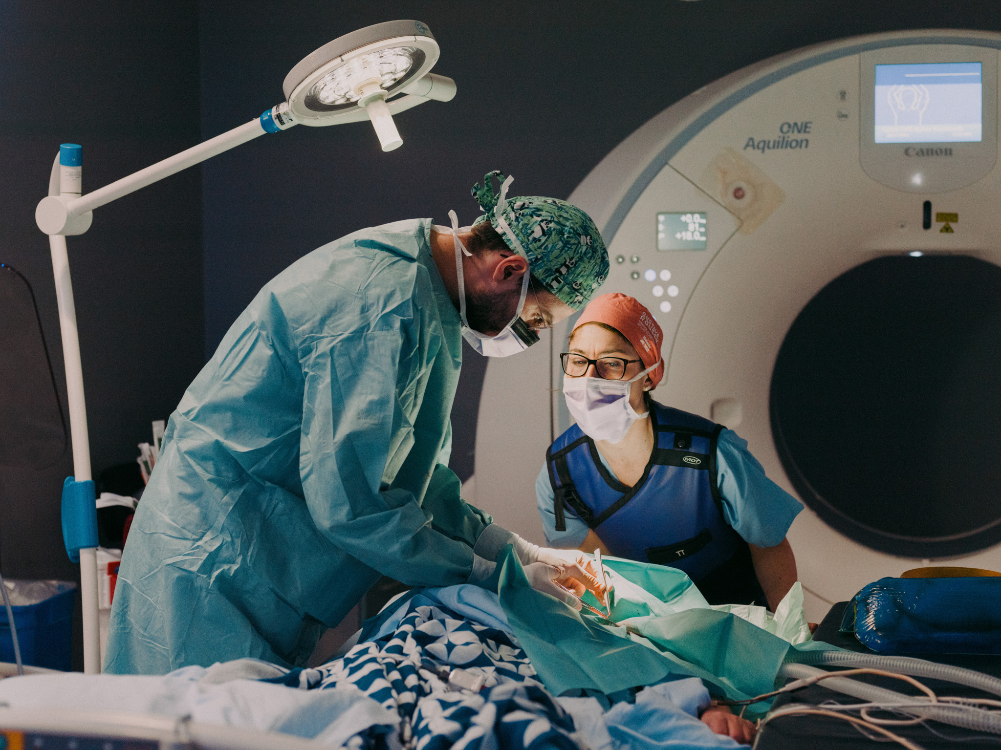 Opération chirurgicale en radiologie interventionnelle