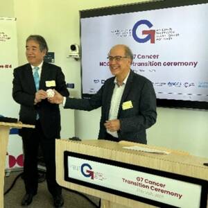 Le Dr Hiroyuki Mano et le Pr Norbert Ifrah lors de la c&eacute;r&eacute;monie de passation.