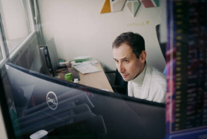 Chercheur travaillant sur ordinateur