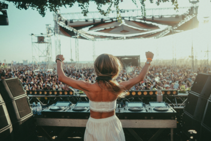 Photo de la scène du Delta Festival sur la plage du Prado à Marseille