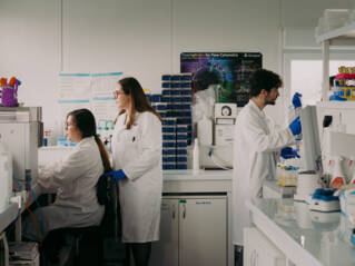 Chercheurs au travail dans un laboratoire